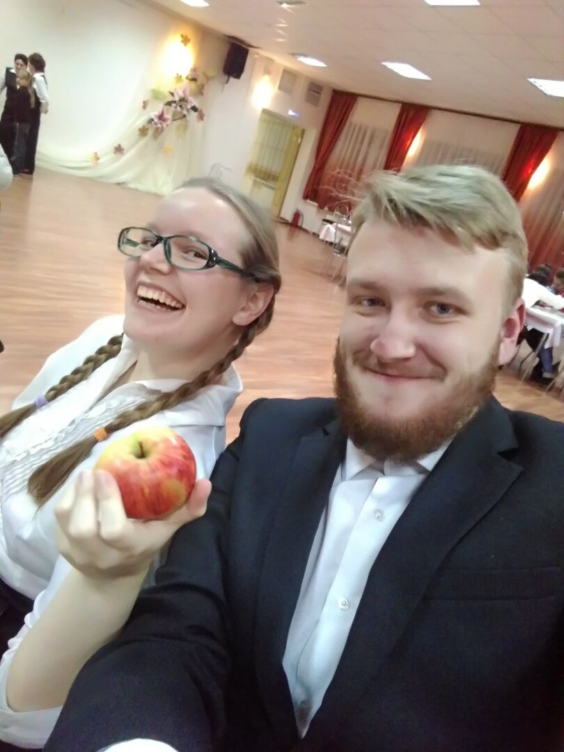 Я с однокурсником на банкете после концерта. Кормежка после концерта это скорее исключение из правил, так что не завидуйте нам))