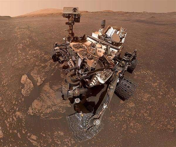 Curiosity сделал это селфи 12 мая 2019 года, на 2405-й день (сол) миссии. Слева внизу видны два недавних отверстия от работы бура. NASA/JPL