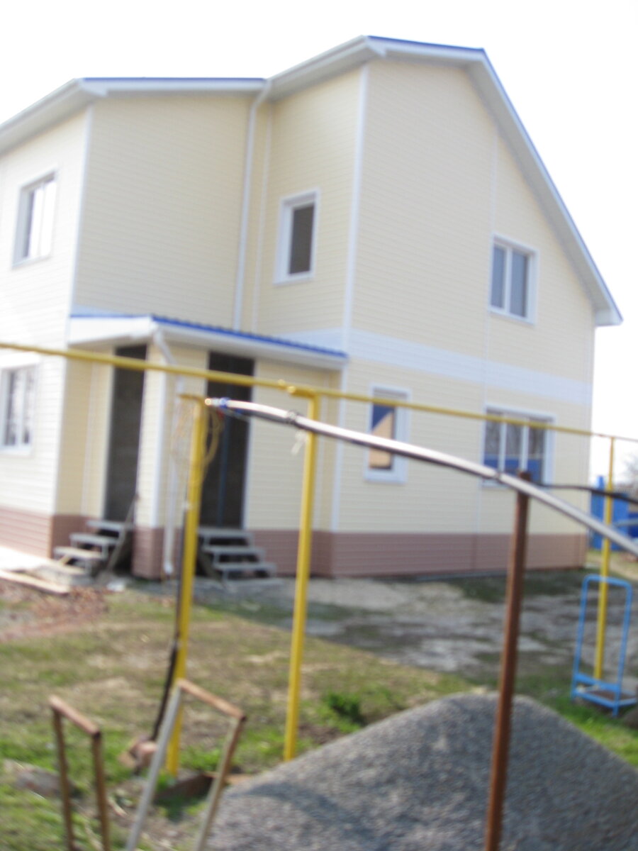 А этот домик мы начали строить в 1015 году, остались внутренние отделки.