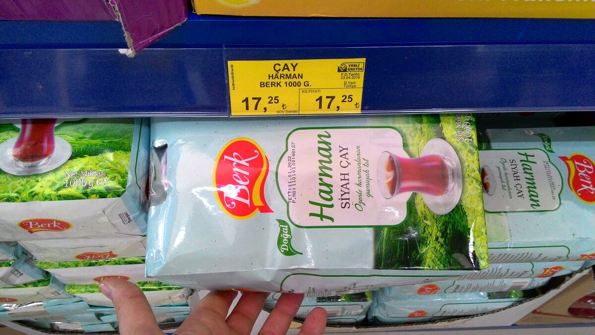 Заварку для турецкого чая надо кипятить. По крайней мере, турчанки дома кипятят её. Поэтому в Турции заварочные чайники металлические.
