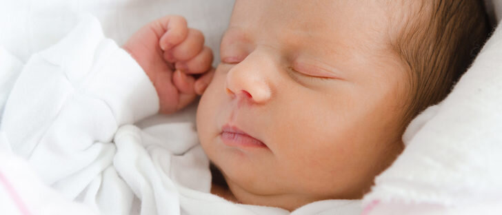 Ребенку 1 месяц: сколько спит, что должен уметь, чем кормить и как ухаживать