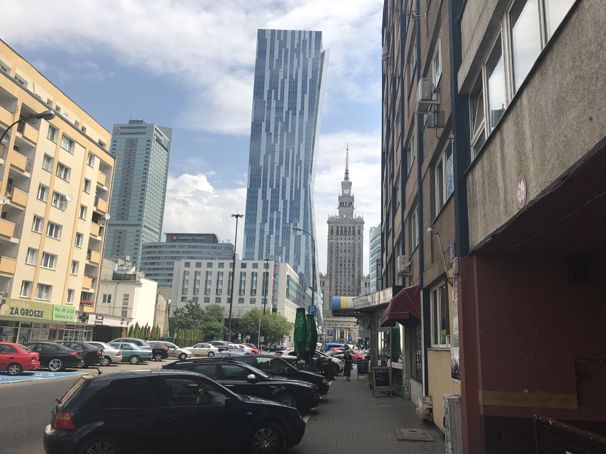 Поселились мы в самом центре