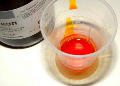 Раствор маслянистый и ярко-оранжевого цвета.Поэтому, если вы блондинка, используйте его с осторожностью.