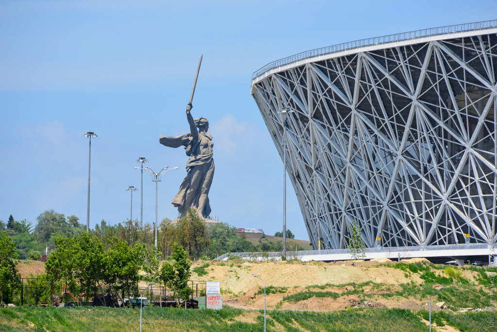  
Волгоград предстал перед моим лицом немного в необычном ракурсе. Старые и новые достопримечательности на фоне чего-то похожего на недострой, и строительный мусор...
