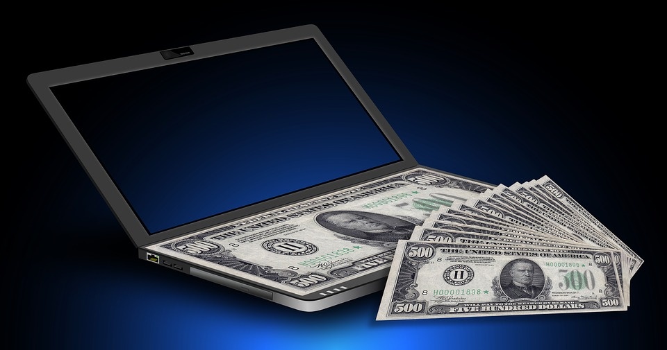 Совсем необязательно, чтобы картинка несла в себе много информации, с текстом на ней. Главное - привлекла бы внимание, чтобы сторонний прохожий в сети просто заглянул в вашу витрину.