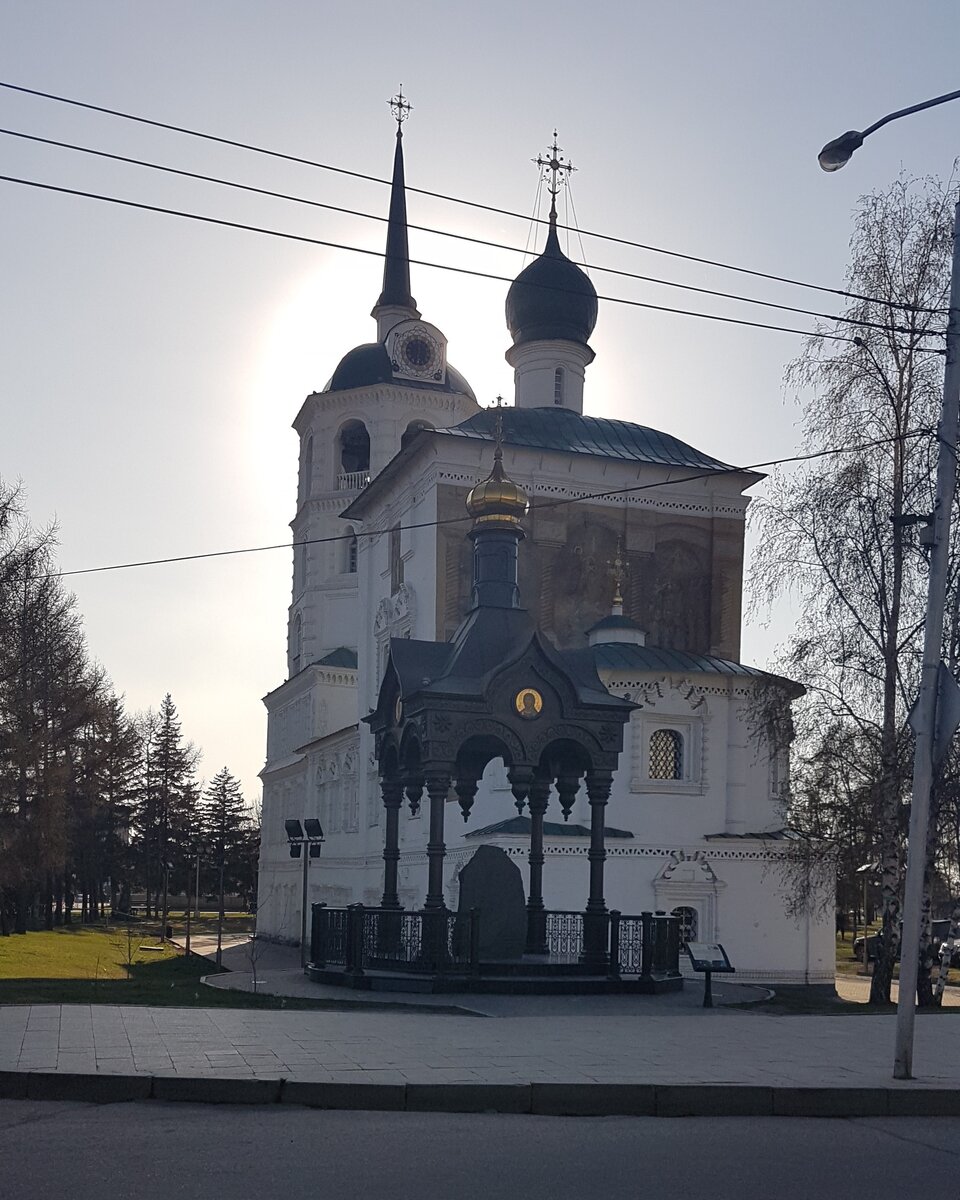 Спасская церковь. Самая старая сохранившаяся. Заложена как деревянная еще в 1672 году. То есть за 50 лет до рождения Екатеринбурга. Потом сгорела и в 1706 году, уже строилась как каменная.