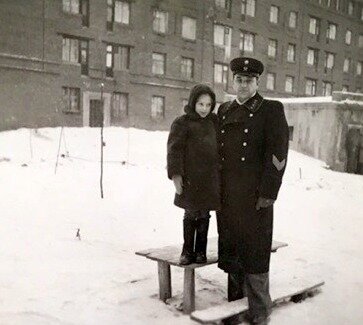 Во дворе - я и папа.