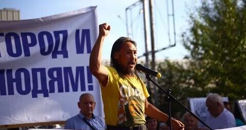 Шаман Александр на митинге.