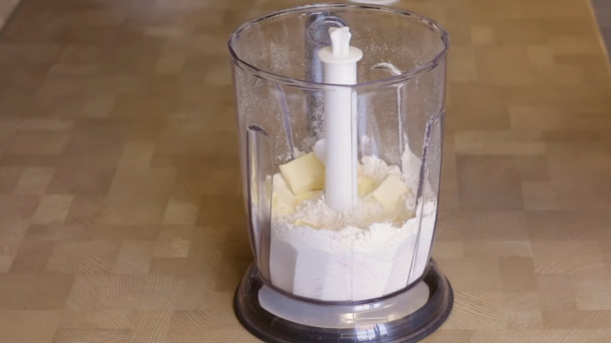 Добавить холодное сливочное масло