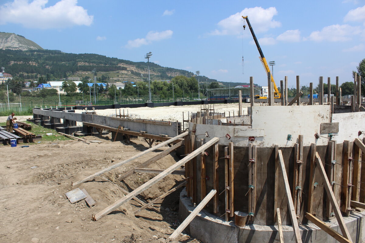 В кисловодске строится. Бассейн арена кисловодск. Строительство школы. Зеленокумск центр культурного развития. Арена кисловодск строительство.