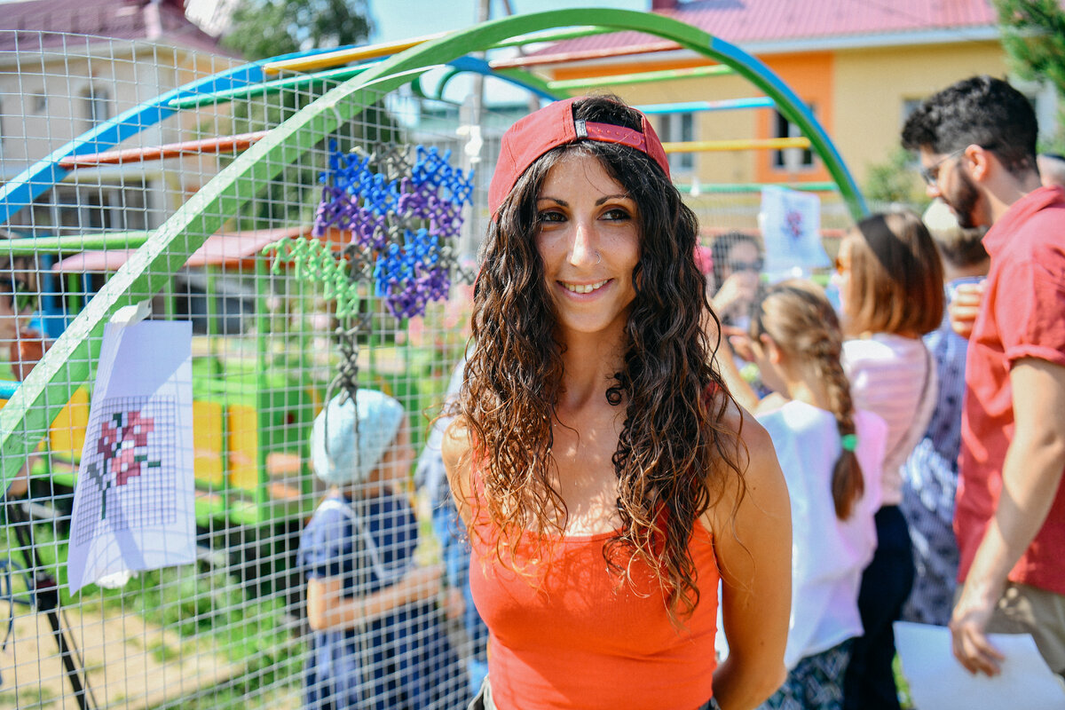 Ракель Родриго подарила Альметьевску необычное панно из вышивки