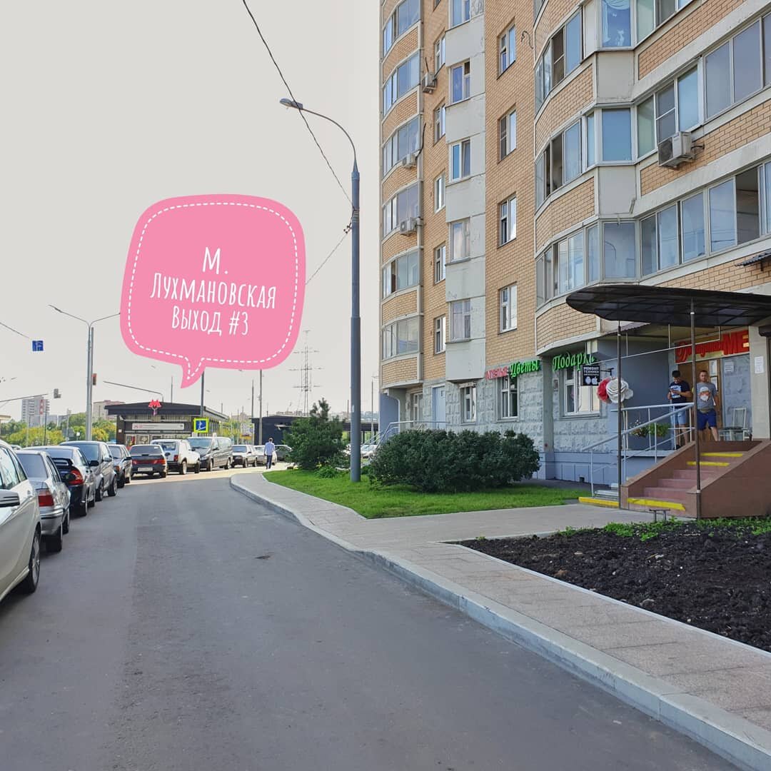 Вход в помещение справа 