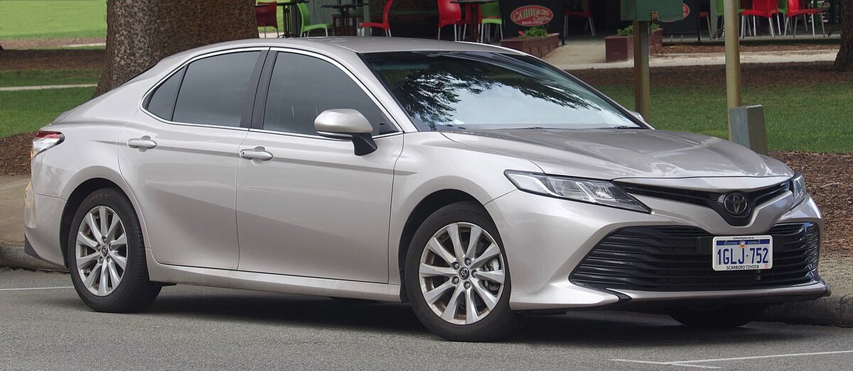 Автор	EurovisionNim  https://ru.m.wikipedia.org/wiki/%D0%A4%D0%B0%D0%B9%D0%BB:2018_Toyota_Camry_(ASV70R)_Ascent_sedan_(2018-08-27)_01.jpg   без изменений