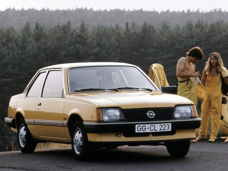 Opel Ascona C в кузове двухдверный седан (это не то же самое, что купе).