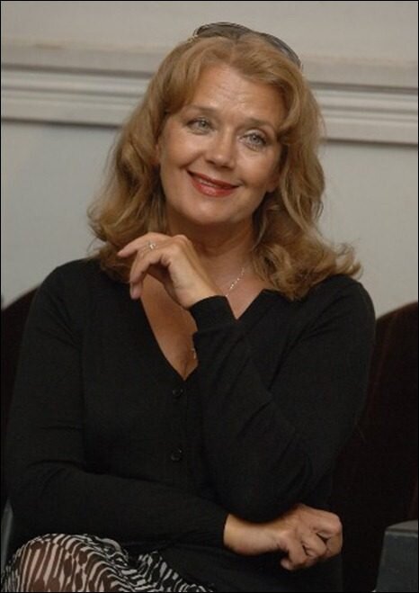 Главная роль: Констанция в фильме «Д'Артаньян и три мушкетера».

Что сегодня: стала президентом семейного фестиваля «Верное сердце», занимается благотворительностью. Играет в спектаклях. 10 лет замужем за актером Сергеем Мартыновым. Есть дочь Ксения и внук.

— Ирина, у вас не было желания полностью посвятить себя семье? — спросила я актрису.
— Нет, это очень скучно. Этот совет я не дам ни одной женщине. Даже дети тобой гордятся и тянутся к тебе, когда ты себя проявляешь!
Тогда если что-то не успеваешь — тебе простят. Главное — не надо ничем жертвовать. Надо договариваться. А иначе и ты будешь страдать, и дети, потому что ты будешь на них вымещать негатив.

— А муж не ревнует к работе?
— Первый муж (Александр Абдулов. — Прим. ред.) меня очень ревновал, хотя сам себя не всегда вел образцово. Со вторым мужем мы договорились, что ревности в нашей семье нет. Ну иногда скучает он по мне…
Но все равно возвращаешься домой, и в этот свободный день ты можешь восполнить все! Лучше жить полноценной жизнью и хвататься за все, что интересно. 
