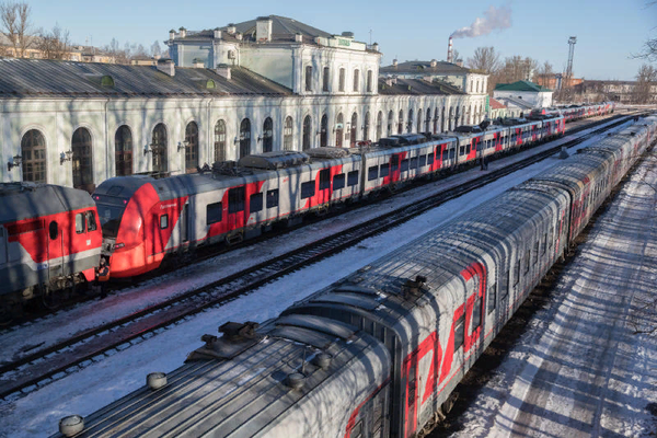 «Это шоу». В РЖД объяснили, почему так долго подцепляют «Ласточку» к тепловозу