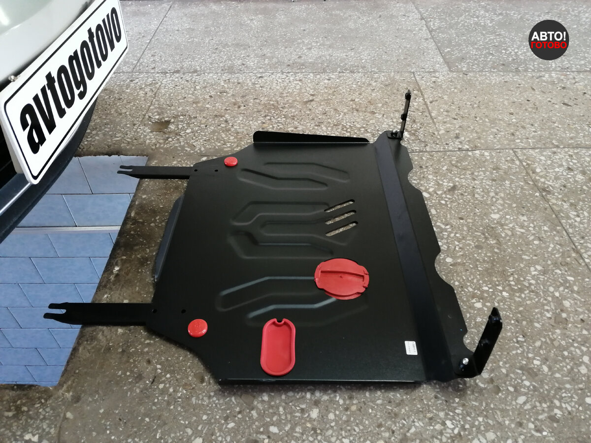 Боковые бортики и три поперечных гиба повышают жесткость. Разьемные передние кронштейны (на машине устанавливаются нижней полкой вперёд) 