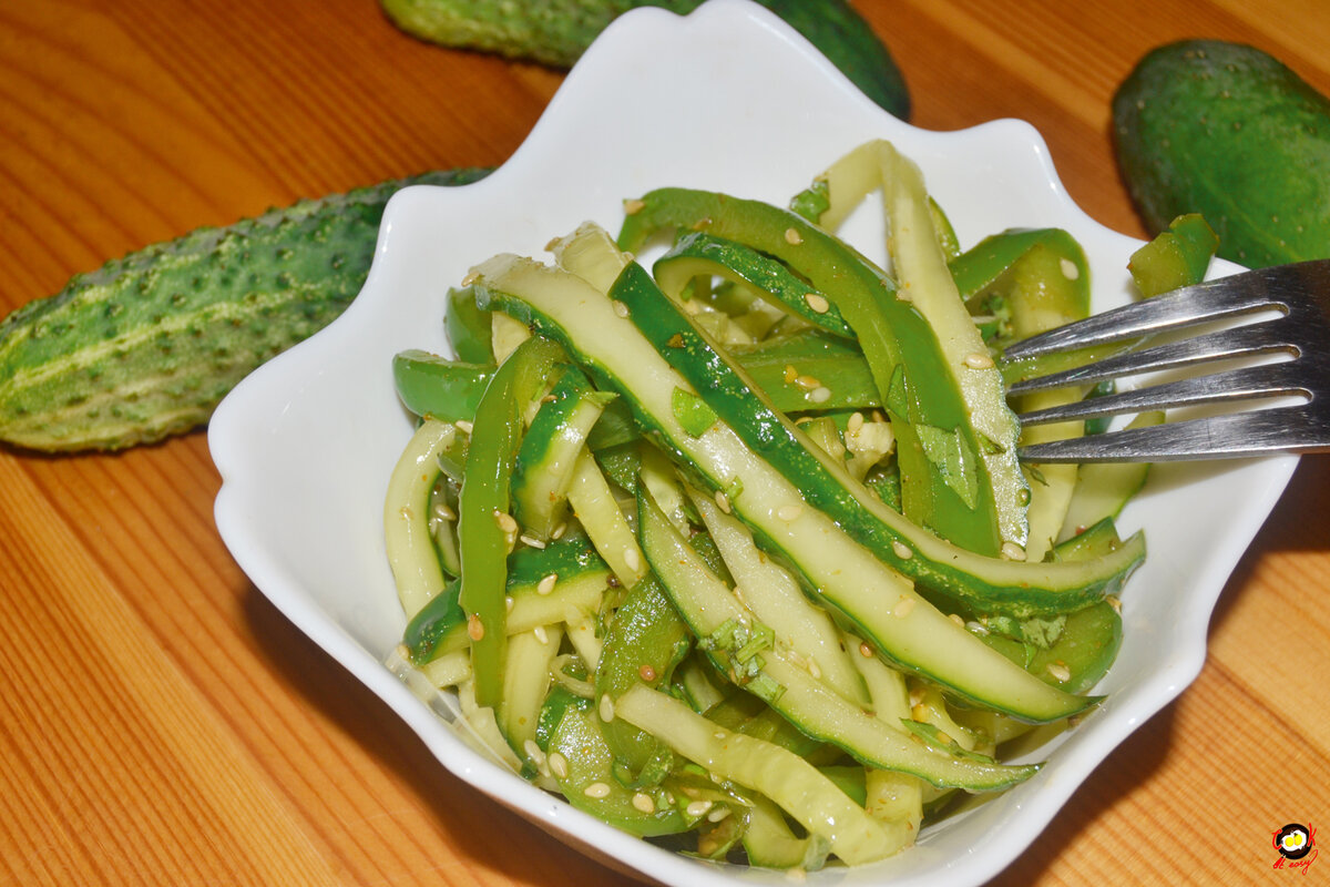 Салат из свежих огурцов