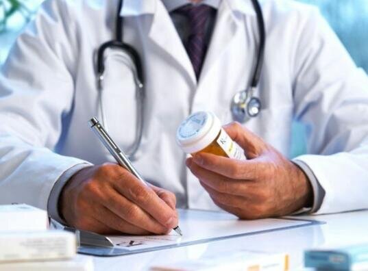 !!!Внимание!!! Если принимаете лекарство из списка сильнодействующих или наркотических и психотропных веществ, проверьте, разрешено ли оно в стране назначения и каковы условия ввоза. Почти всегда есть ограничения по количеству: можно ввозить лекарство не больше, чем на 1–3 месяца приема. Для прохождения таможни вам может потребоваться рецепт, выписанный на английском или местном языке, или нотариально заверенный перевод.