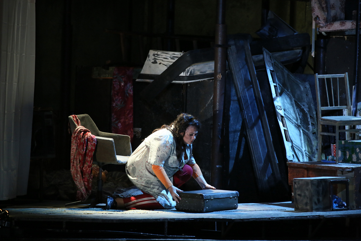 Это не отменяет грандиозных сложностей вокальных партий. Елена Панкратова удивила звучанием одновременно мощным и очень ясным, звуком острым, но не пронзительным, не теряющим округлости тона и благородства. Помню ее Леонору в «Трубадуре» примерно десятилетней давности: богатство материала и тогда впечатляло, но не вполне удовлетворяло владение голосом, особенно с точки зрения интонационной чистоты в верхнем регистре. Сегодня нет и тени тех проблем: безупречное пение экстра - класса, сфокусированный звук пробивной силы. Поразила также неутомимость артистки, ее колоссальная выносливость: циклопическая по объему и напряжению партия от первой до последней ноты была проведена так, будто ничего более естественного, как выпевать штраусовские экзерсизы, для Панкратовой не существует. Но и актерски титульный образ сделан очень точно – скупо и вместе с тем выразительно, без пережима (а музыкальный материал к этому, кажется, подталкивает). Ее Электра движется к финалу, железно зная, к чему стремится и как все должно произойти. Яркий фатализм – и в пении, и в игре: бесспорно, это та героиня, которую представлял сам Штраус.