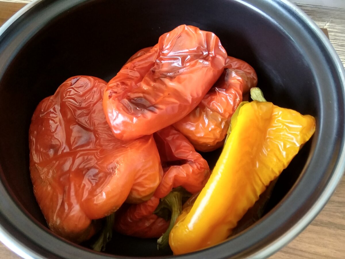 чтобы лучше чистился в кастрюли и закрыть или в целлофановый пакет и закрыть