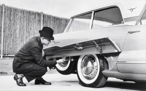 Демонтаж закрепленной запаски с посадочного места 