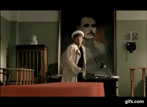 Что это вообще за пальто? Пиджак где? Спасибо, хоть белую фуражку оставили.