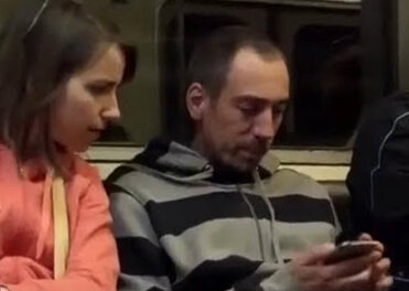 Недавно я ехал в метро и играл в игру на iPad, рядом сидела женщина читала книжку Донцовой.
