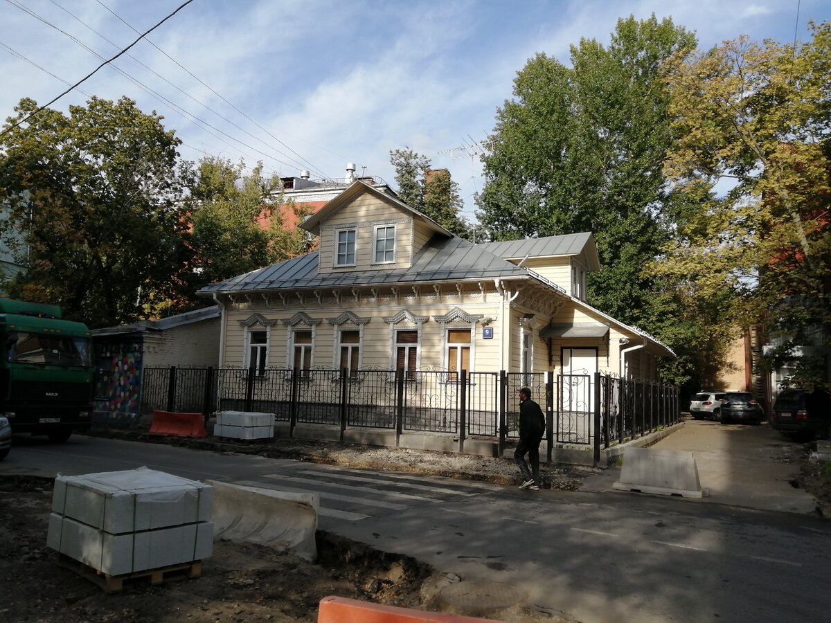 Тот же дом  2019 год. Идет реконструкция улиц в центре.