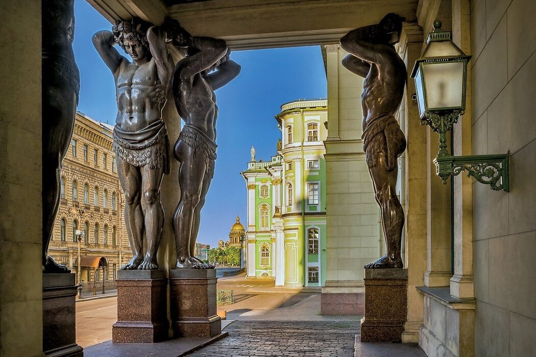 В Санкт Петербурге много памятников, уникальных архитектурных сооружений, объектов культурного наследия.  Часто город называют музеем под открытым небом.
 Я хочу рассказать вам о двух типах декора фасадов зданий, которые можно увидеть в историческом  центре нашего города.