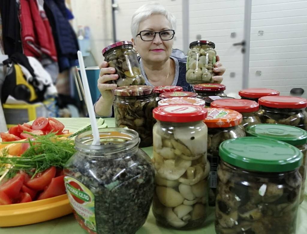 В семье салехардки Валентины Лисюк маринованные грибочки расходятся на ура, поэтому она старается сделать как можно больше заготовок. Фото: Наталья Андреева 