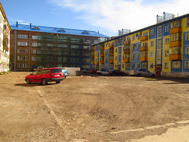 Благоустройство в городе практически никакое.
Дворов как таковых нет, вместо них практически везде пустыри...

