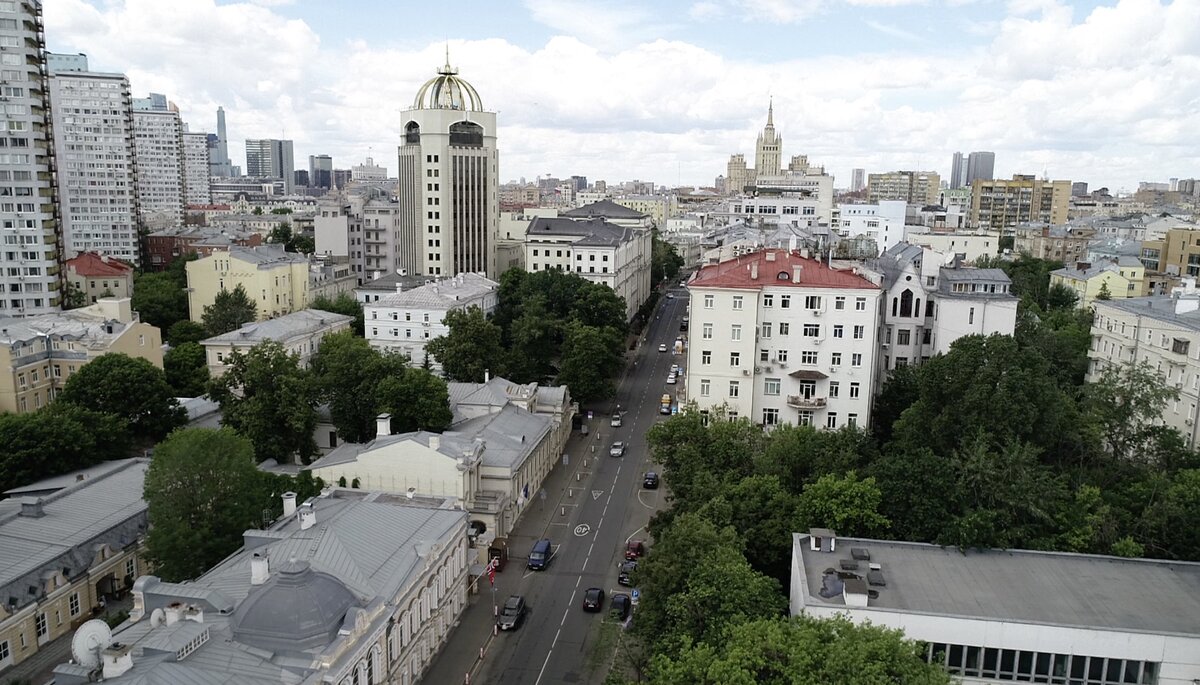 Необычная скульптура на Поварской улице