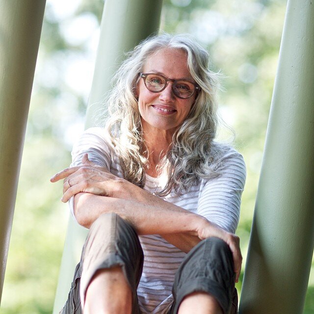 Красивая 70-летняя женщина светится от счастья