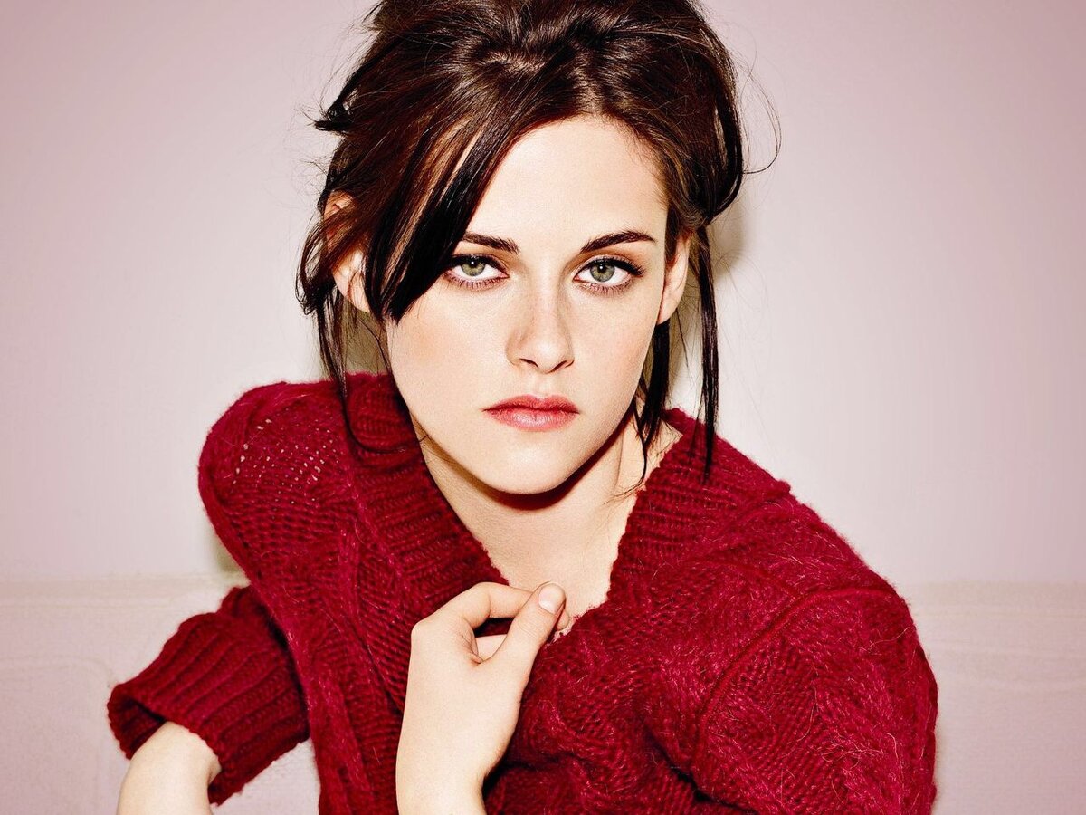 Иногда она одевается как уличный музыкант, но порой перебарщивает с аксессуарами и яркими акцентами, часто сочетая не сочетаемое. 