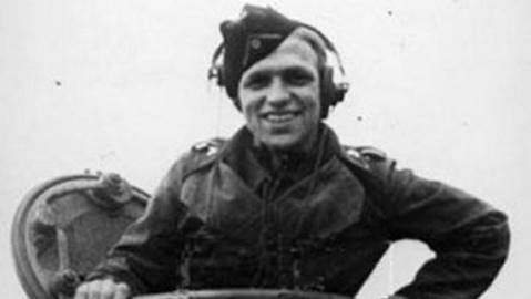 Улыбается...