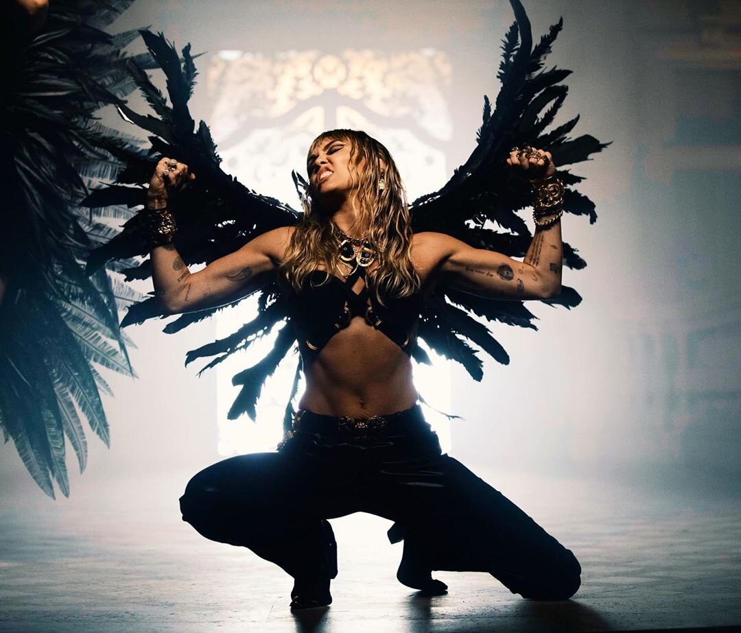 Майли Сайрус в клипе Don't Call Me Angel