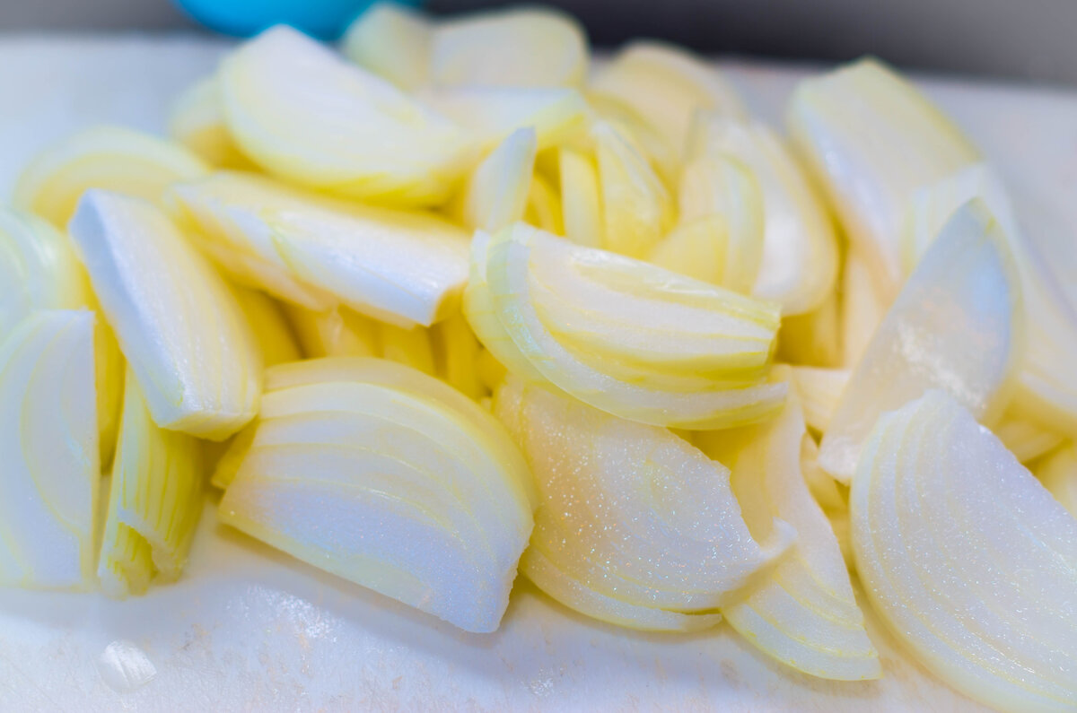 Режем всё крупными полукольцами 