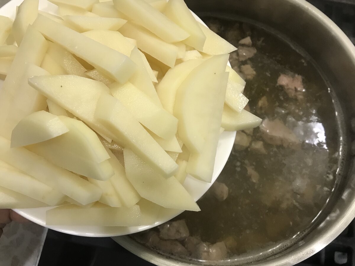 Отправляем в кастрюлю картофель