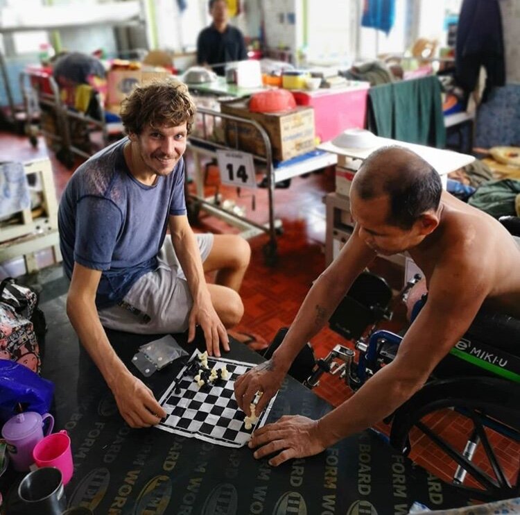 Иногда и с волонтёрами играет. 