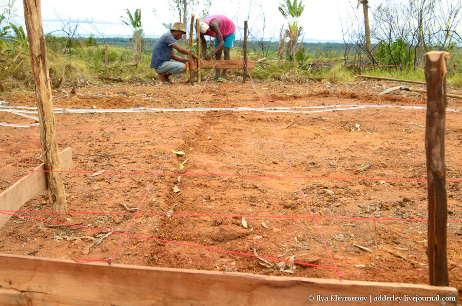 2. До начала церемонии мастер размечает колышками участок.

