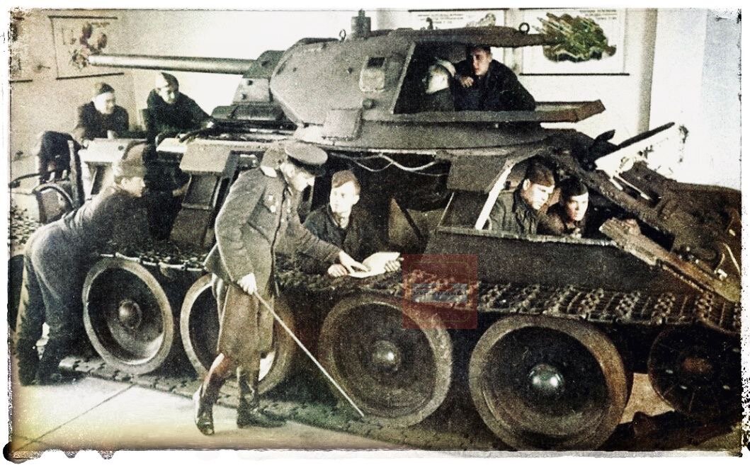 Курсанты изучают конструкцию танка Т-34, разрезной образец. Источник: интернет