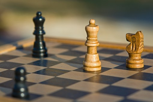 https://cdn.pixabay.com/photo/2016/02/22/09/44/chess-1215079__340.jpg