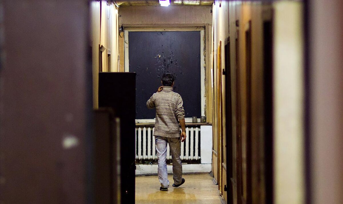 ПРИЕЗЖИЙ РАБОЧИЙ В НЕЛЕГАЛЬНОМ ОБЩЕЖИТИИ В МОСКВЕ. ФОТО ИЛЬИ ВАРЛАМОВА, VARLAMOV.RU