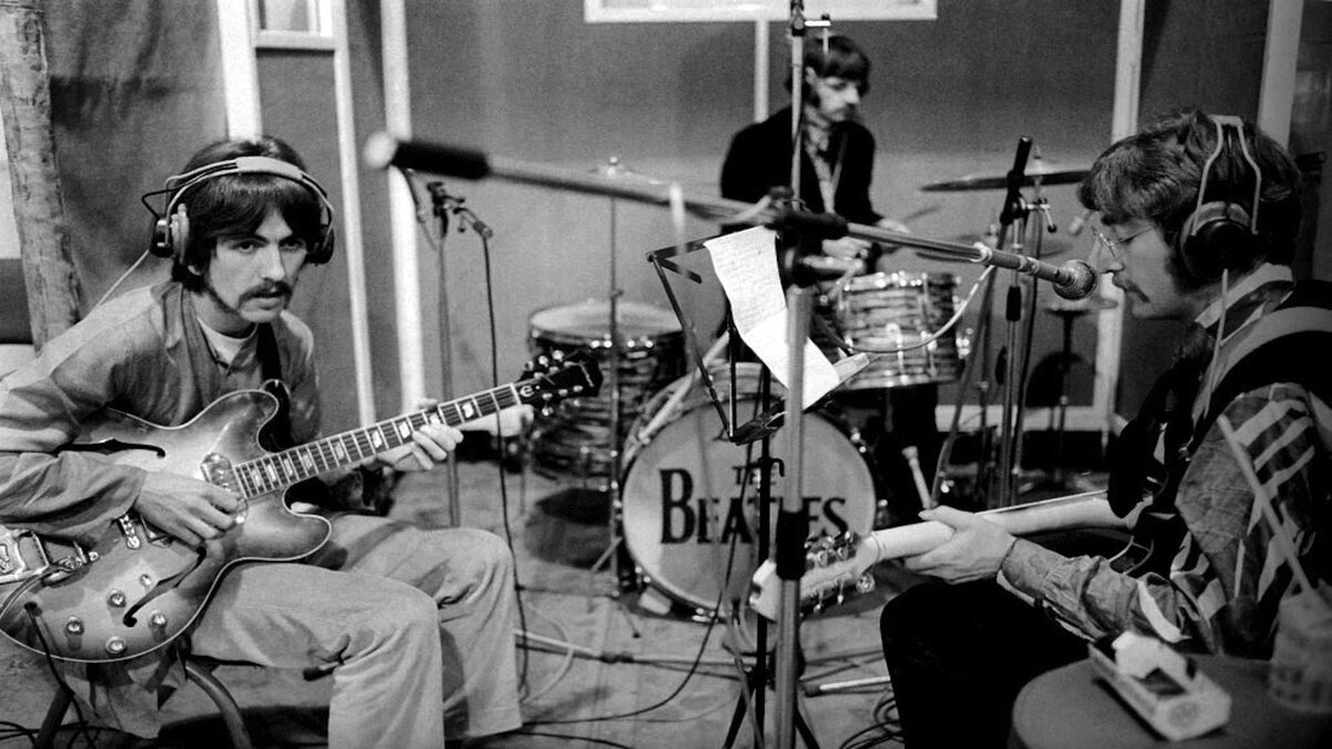 На этом изображении Леннон издает ультразвук, а Харрисон пытается услышать