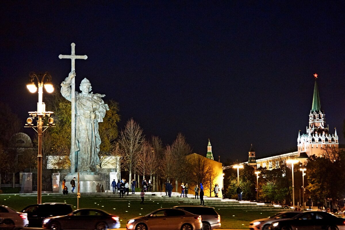 Памятник князю владимиру в москве на боровицкой площади фото