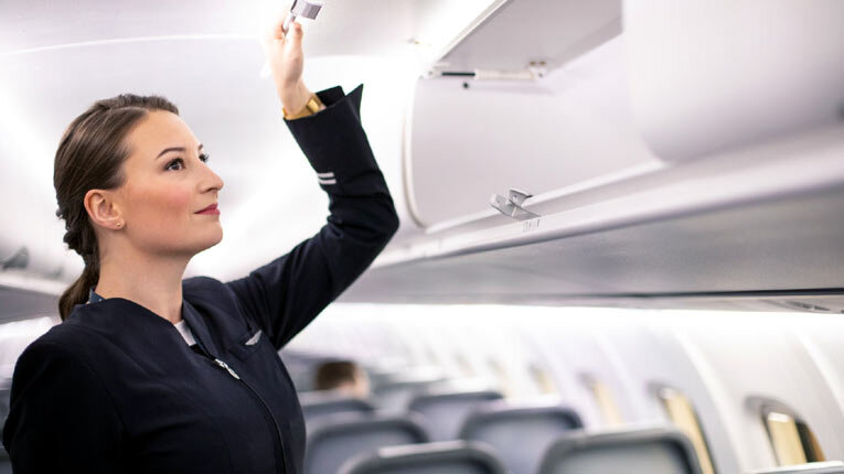 Стюардесса Finnair подскажет, куда положить вашу ручную кладь