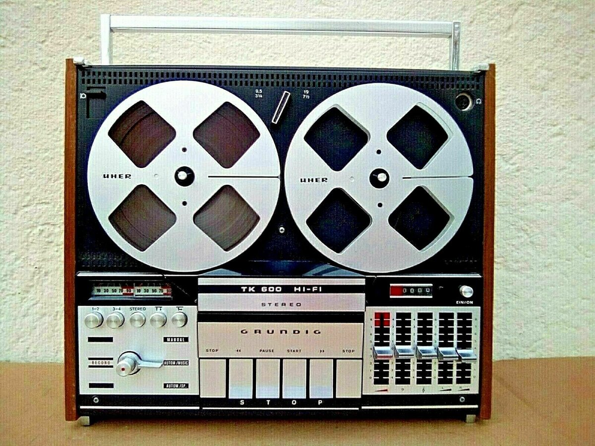 Топовый стереофонический катушечный магнитофон Grundig TK 600 HiFi, который выпускался в ФРГ с 1971 года по 1974 год, мог работать и в вертикальном положении