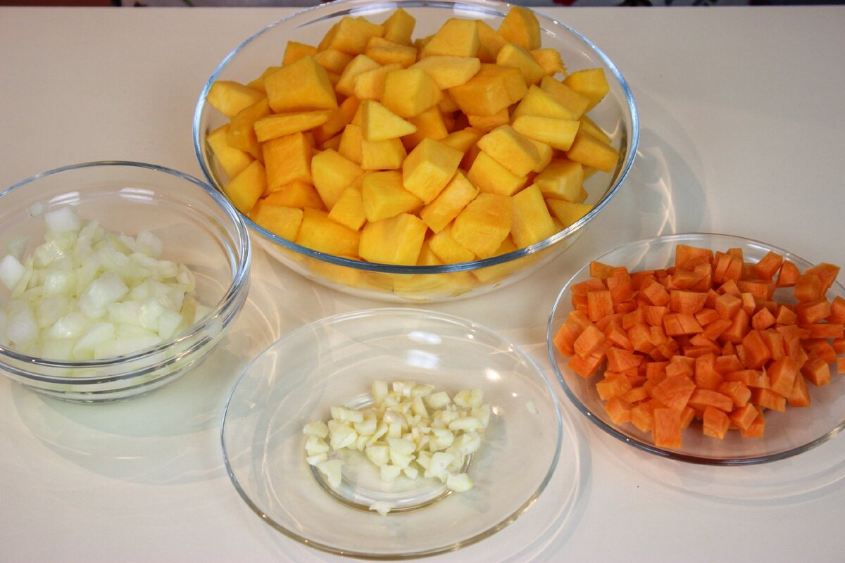 Приготовим овощи. Предварительно все овощи помыть, очистить от кожуры и семян. Мелко нарезать лук и чеснок, морковь, тыкву на средний кубик. 