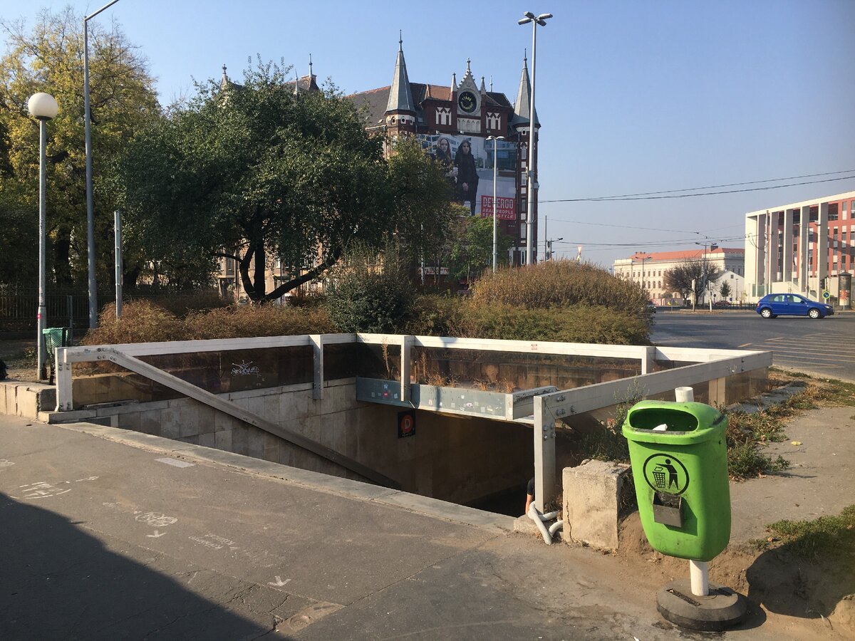 Именно так выглядит вход практически на любую станцию метро, даже в центре города. Как понять, что это метро? Интуиция, друзья!